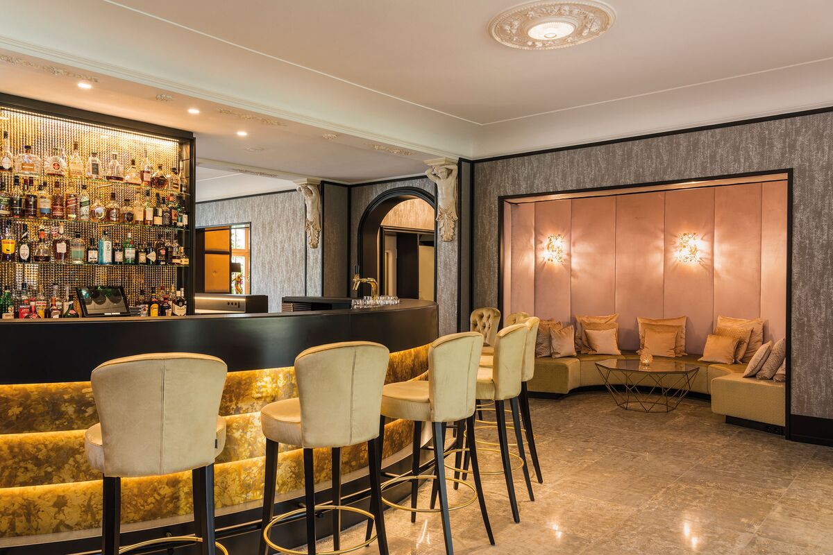 Lobby Bar und Sitznische rechts
