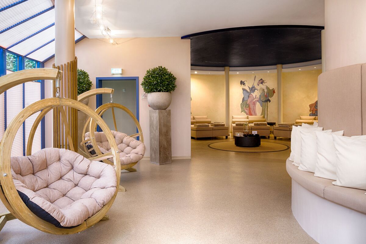 Wellnesspavillon Sauna Ruhelounge mit Tageslicht