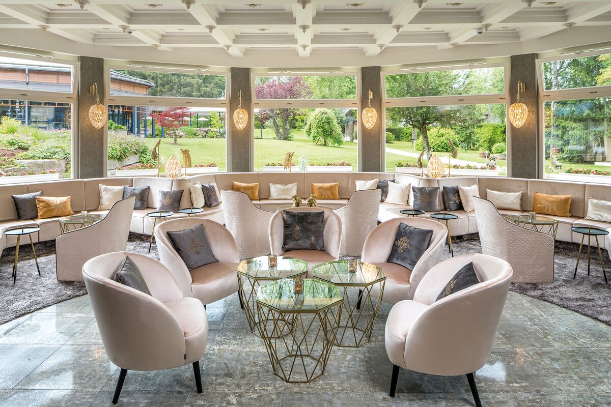 Lobby Wintergarten mit Blick in den Hotelpark