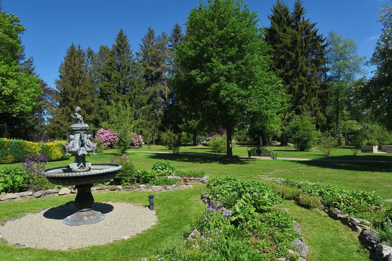 Privatpark mit historischem Brunnen Privatpark mit historischem Brunnen