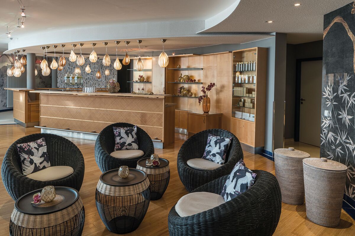 Sitzbereich in der Wellnesslounge mit Sesseln und kleinen Tischen