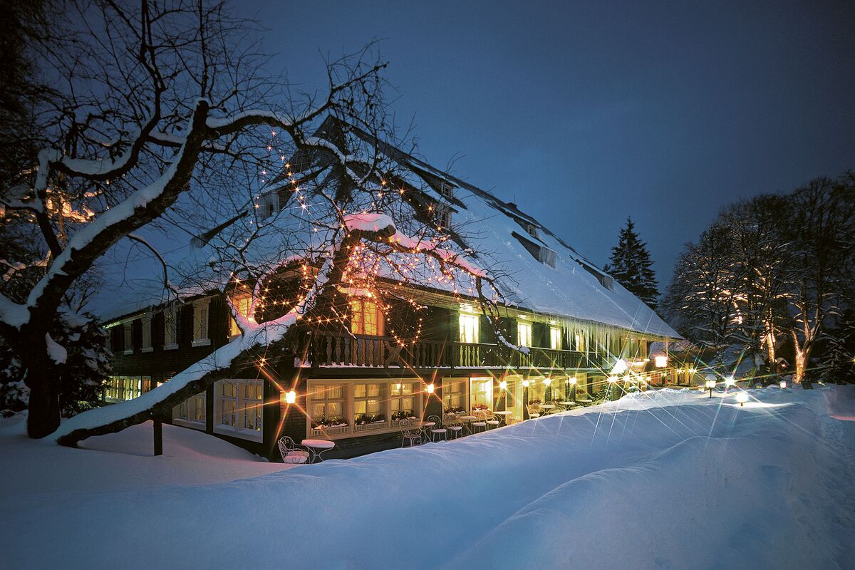 Schwarzwaldhaus im Winter bei Nacht