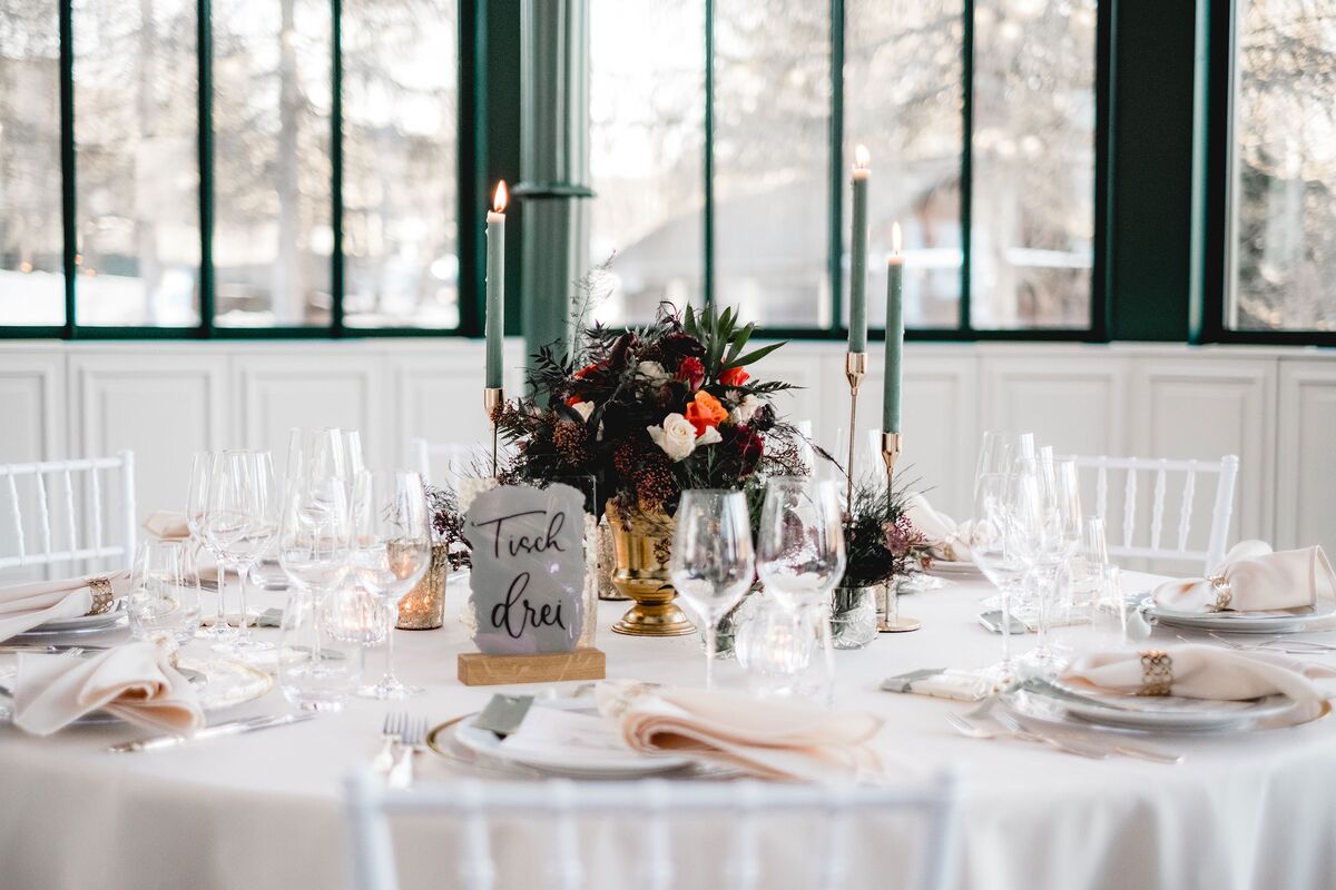 Festlicher Tisch zur Hochzeit mit Kerzen und Blumenstrauß