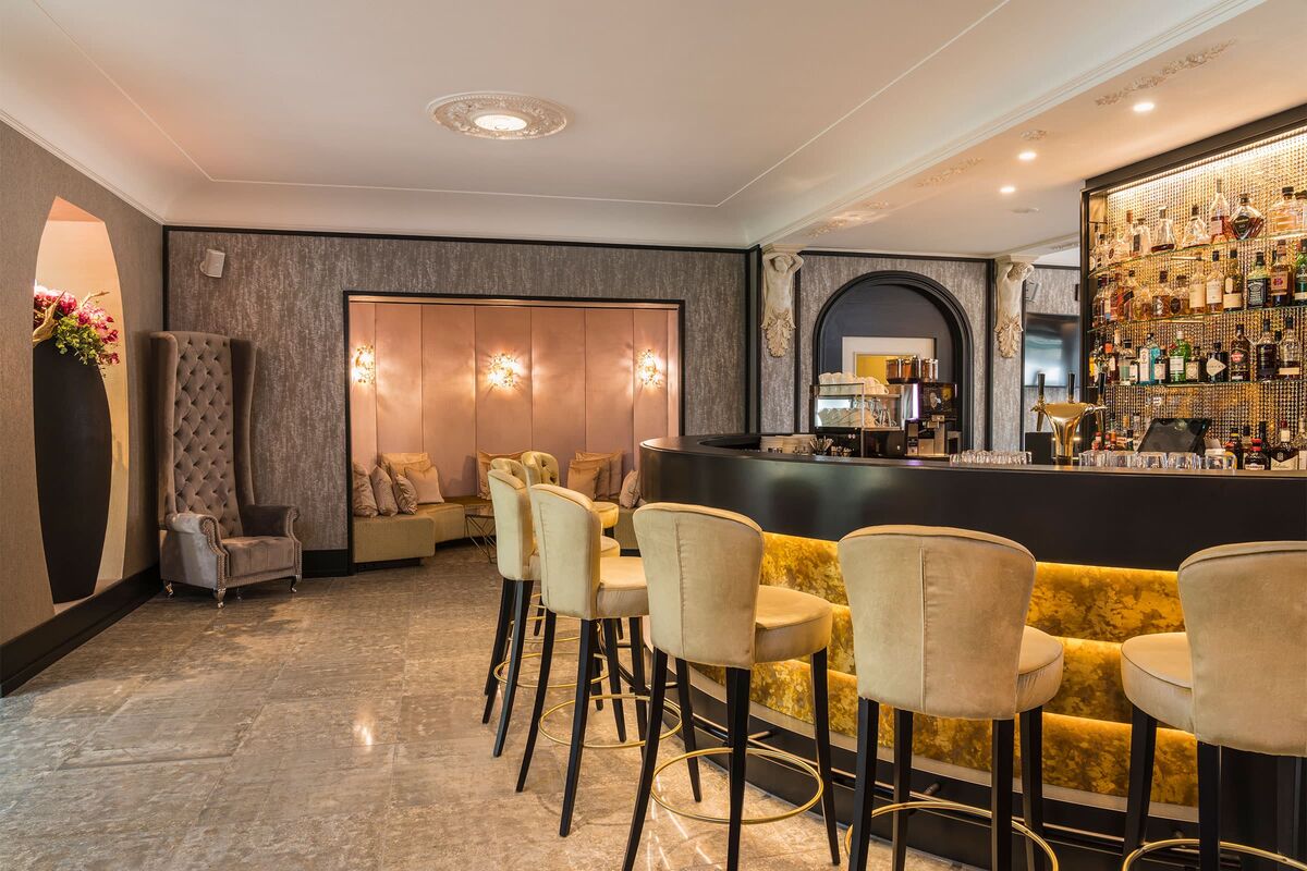 Hochwertige Drinks und Cocktail an der internen Lobby-Bar