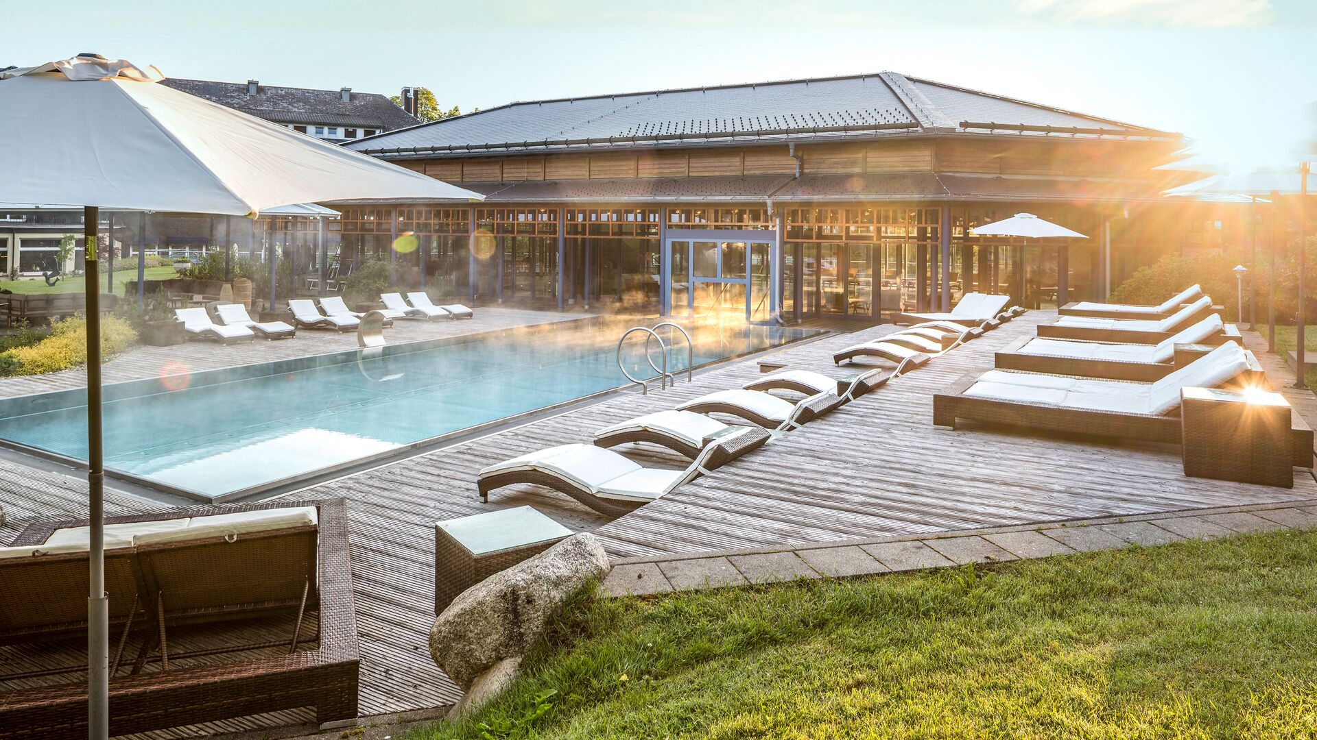 Großes Schwimmbecken mit Liegeterasse