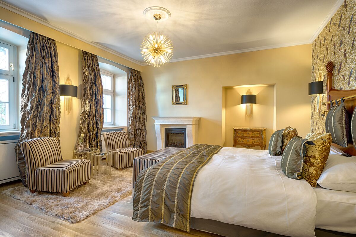 Familien-Suite in Oliv-Gold mit Kamin und Blick in das Zimmer der Kinder