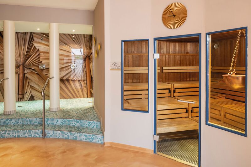 Wellness Saunabereich mit Holzsauna Wellness Saunabereich mit Holzsauna