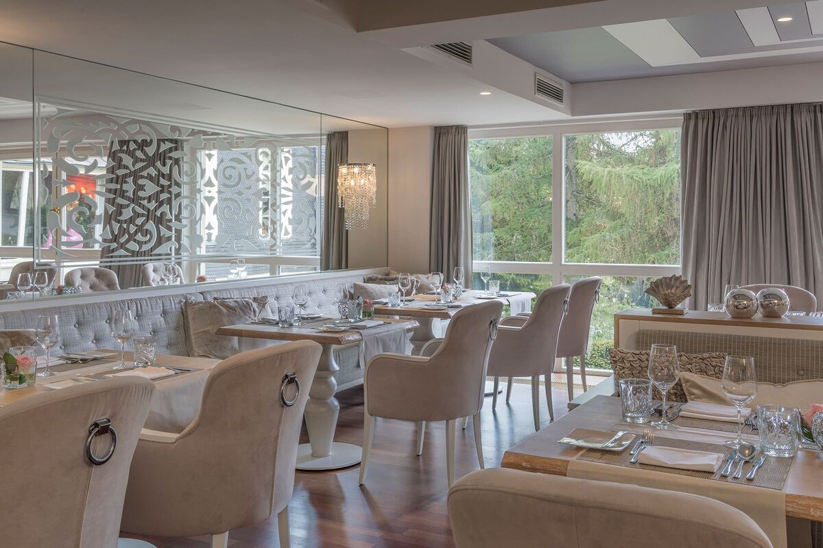 Eleganter Restaurantbereich der Adler Stuben im Parkhotel Adler in Hinterzarten