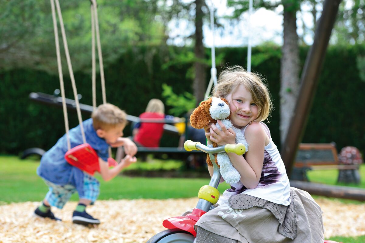 Kinderspielplatz im Park des Hotels mit vielen spielenden Kindern