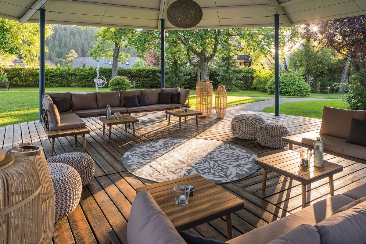 Wellness Lounge im Außenbereich Wellness Lounge im Außenbereich