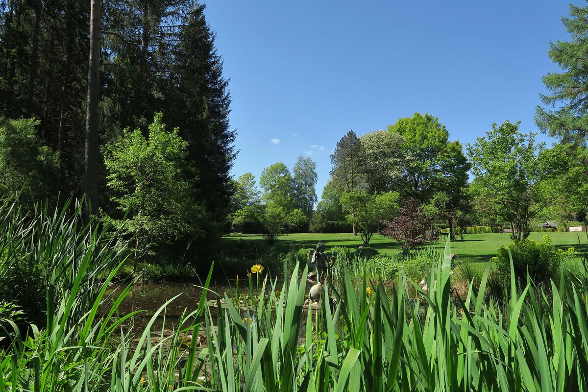 Privatpark am Gewässer mit Weitblick