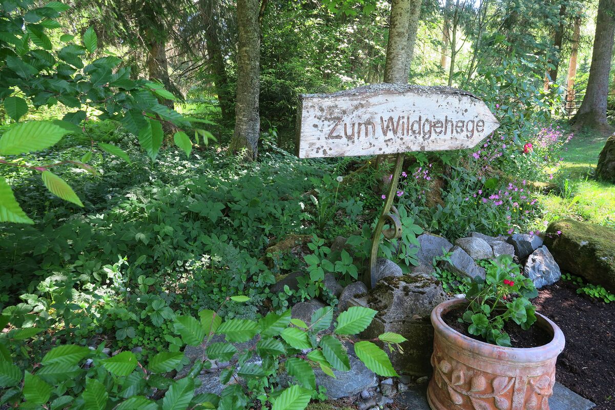 Privatpark Wegweiser aus Holz Richtung Wildgehege