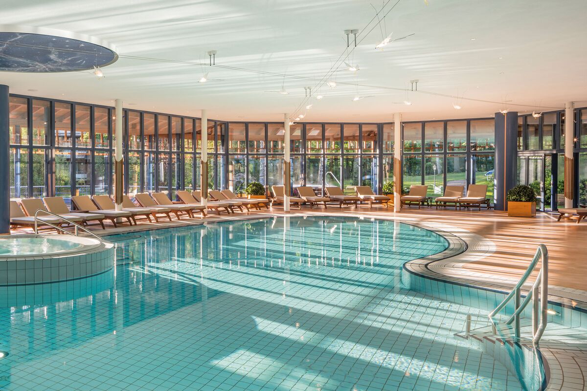 Wellnessbereich mit Pool & Whirlpool