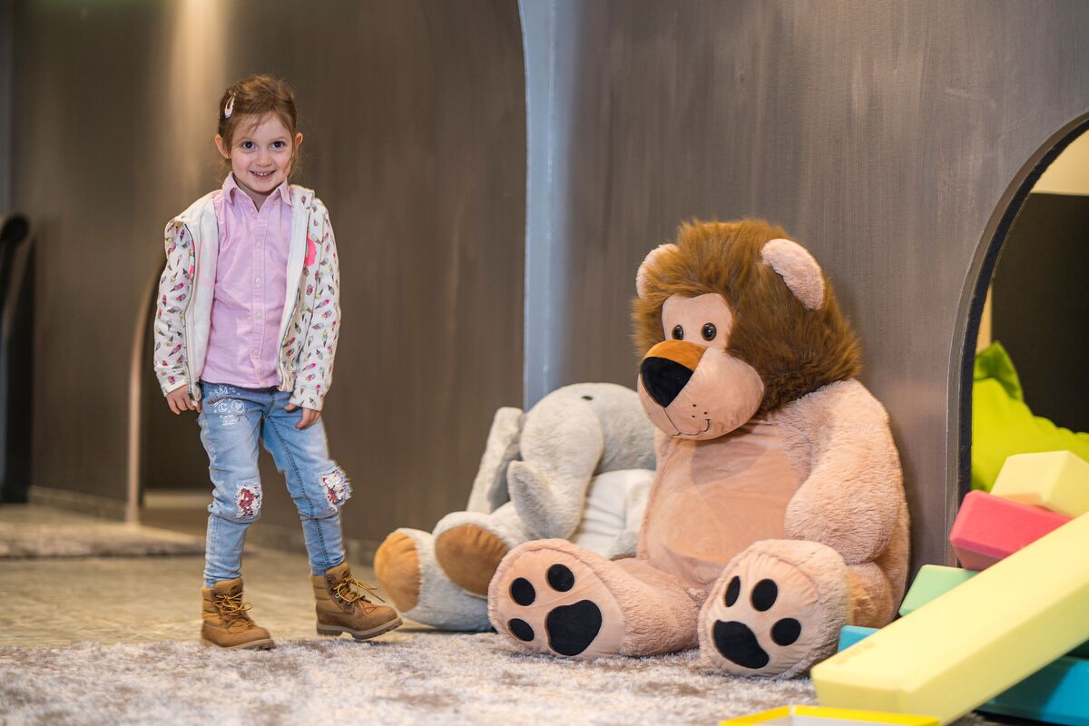 Indoor Kinderspielbereich mit stehendem lächelnden Mädchen