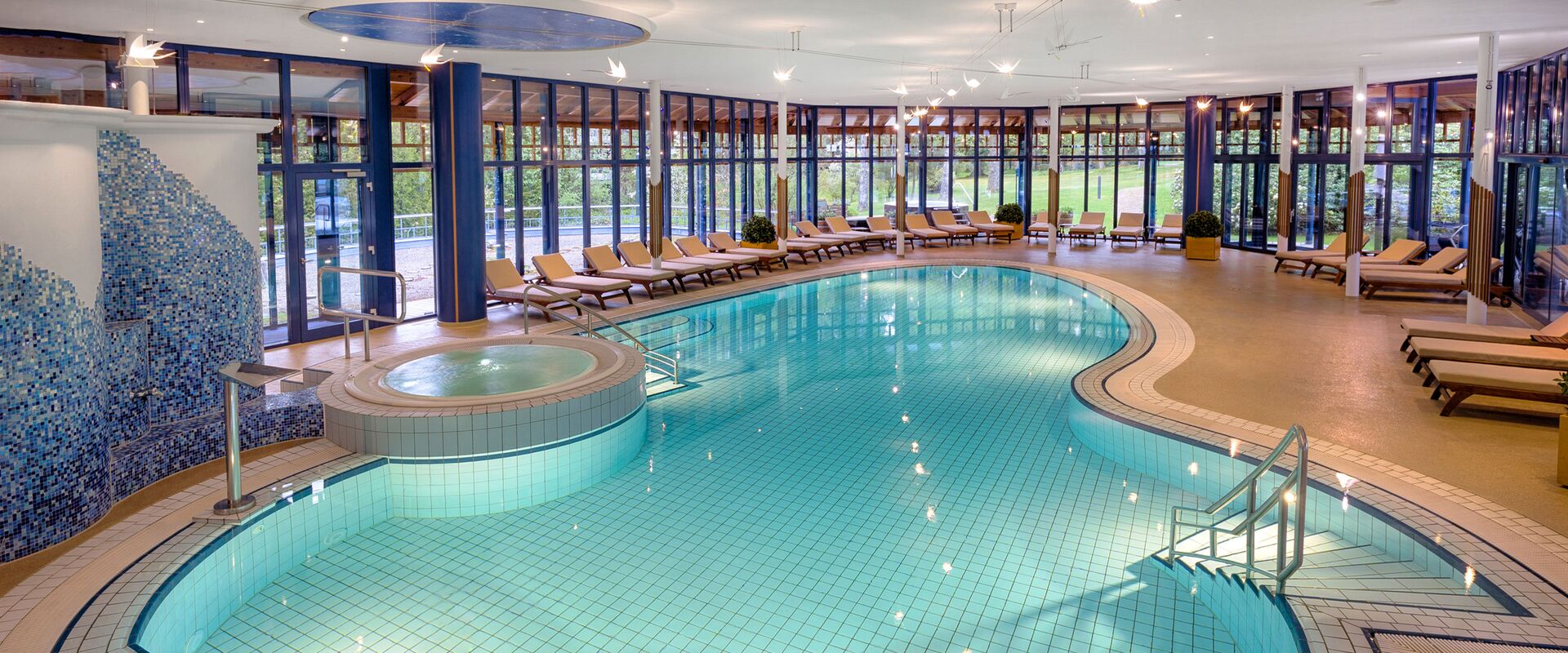 Wellness Innenpool mit Whirlpool