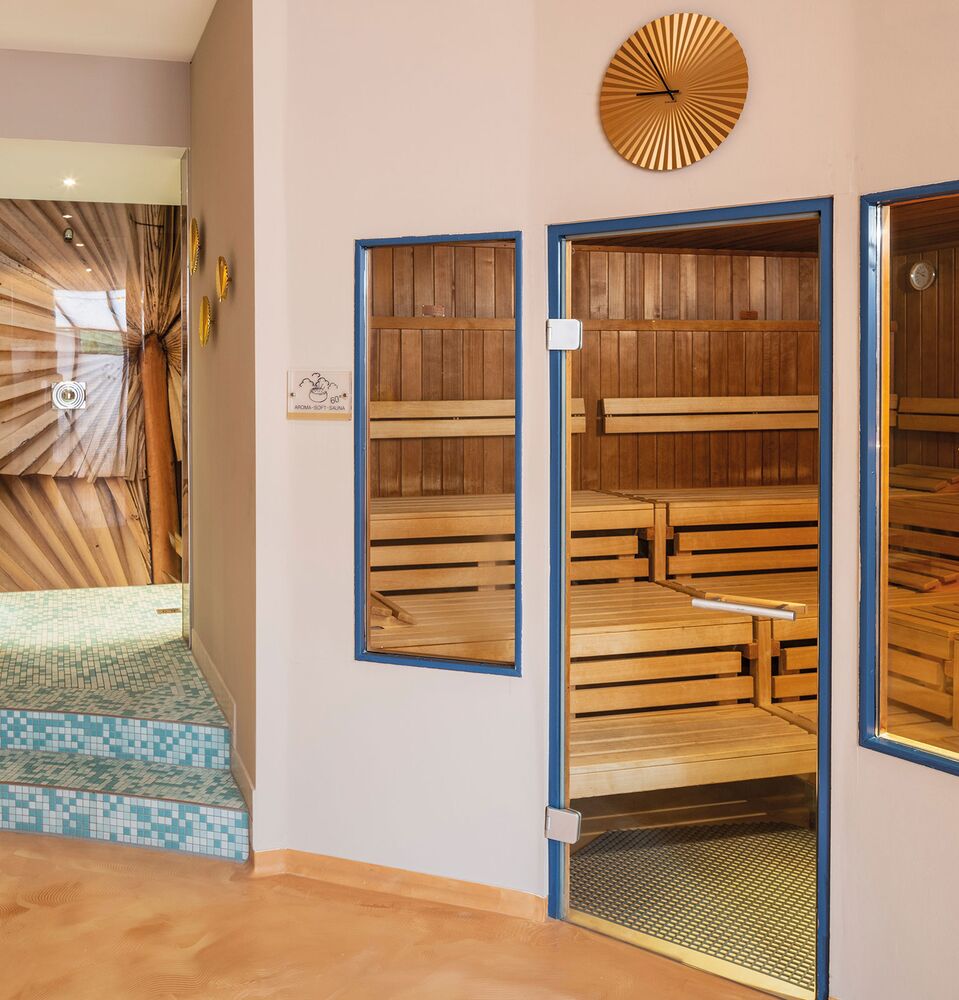 Wellness Saunabereich mit Holzsauna Wellness Saunabereich mit Holzsauna